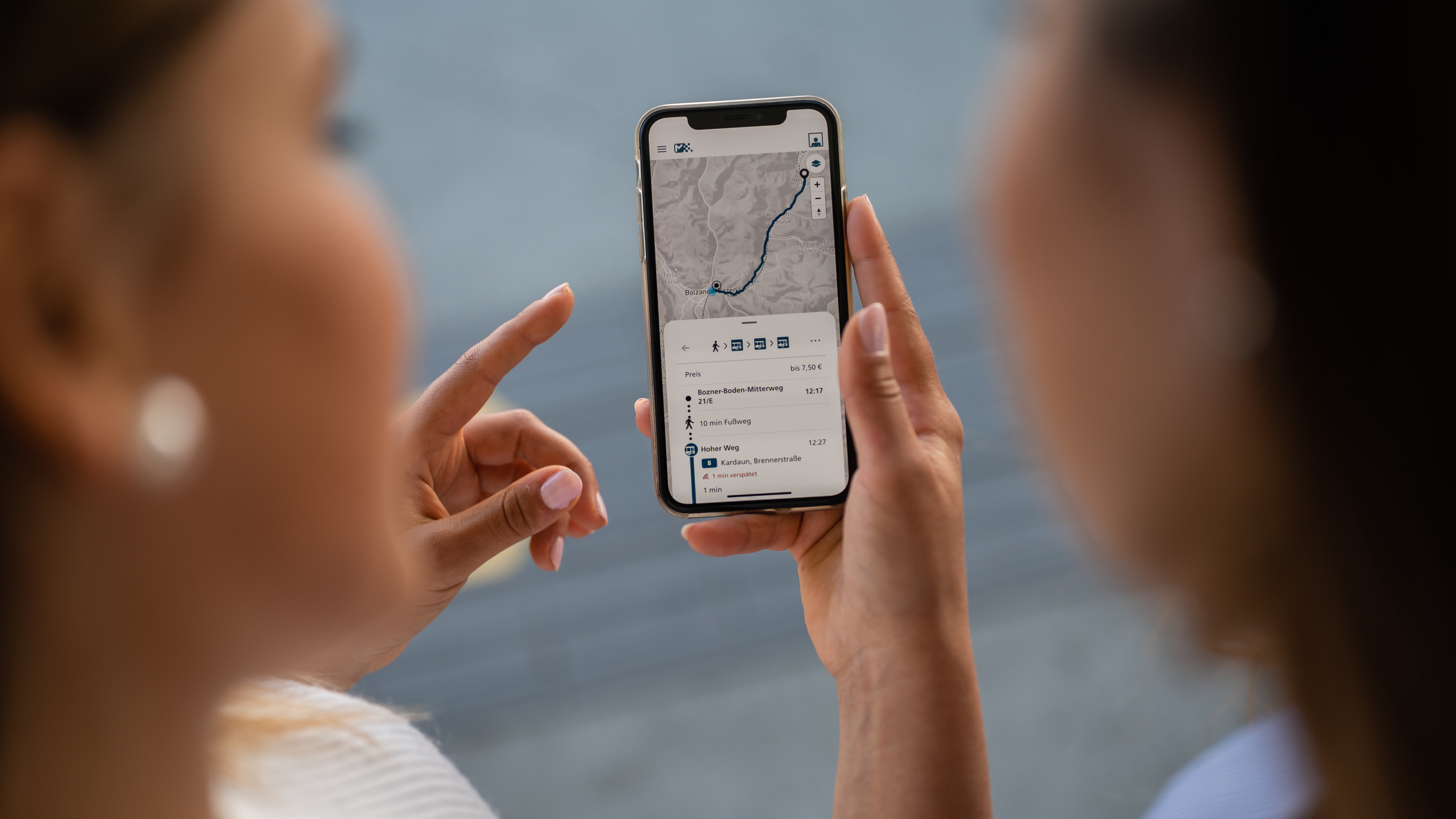 Cellulare con app altoadigemobilità