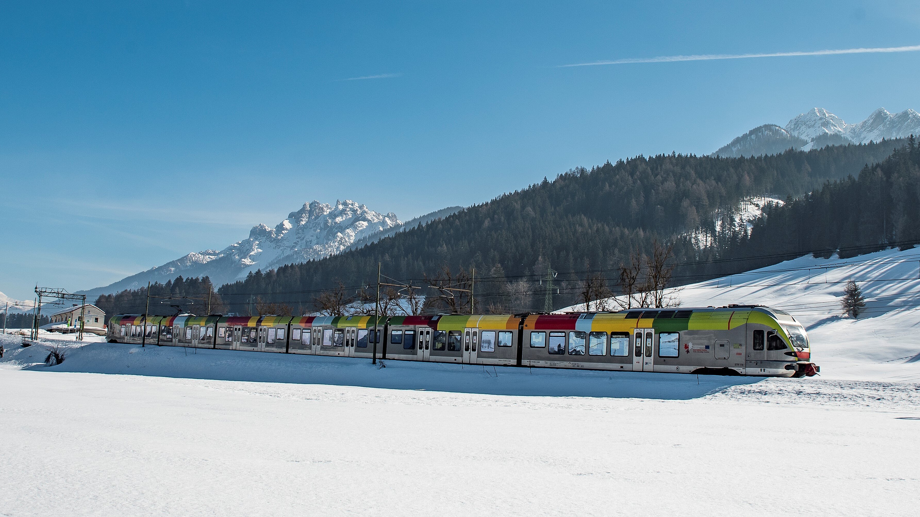 Il treno della Val Pusteria con un paesaggio invernale