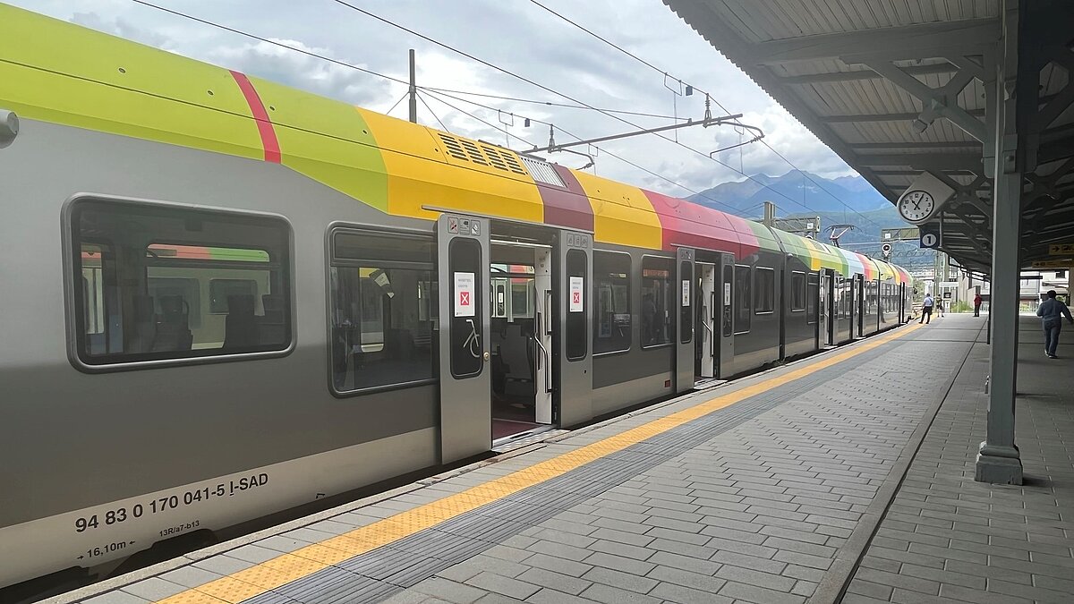 Un treno alla stazione di Brunico