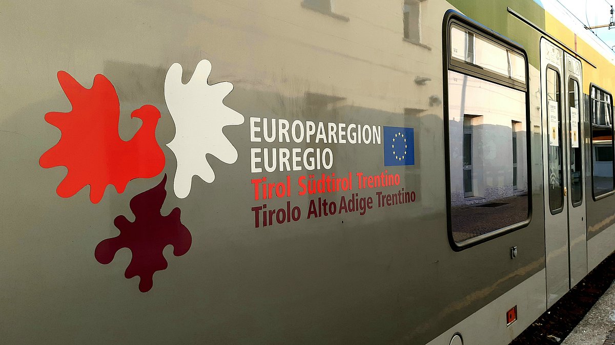 Un treno con il logo dell'Euregio