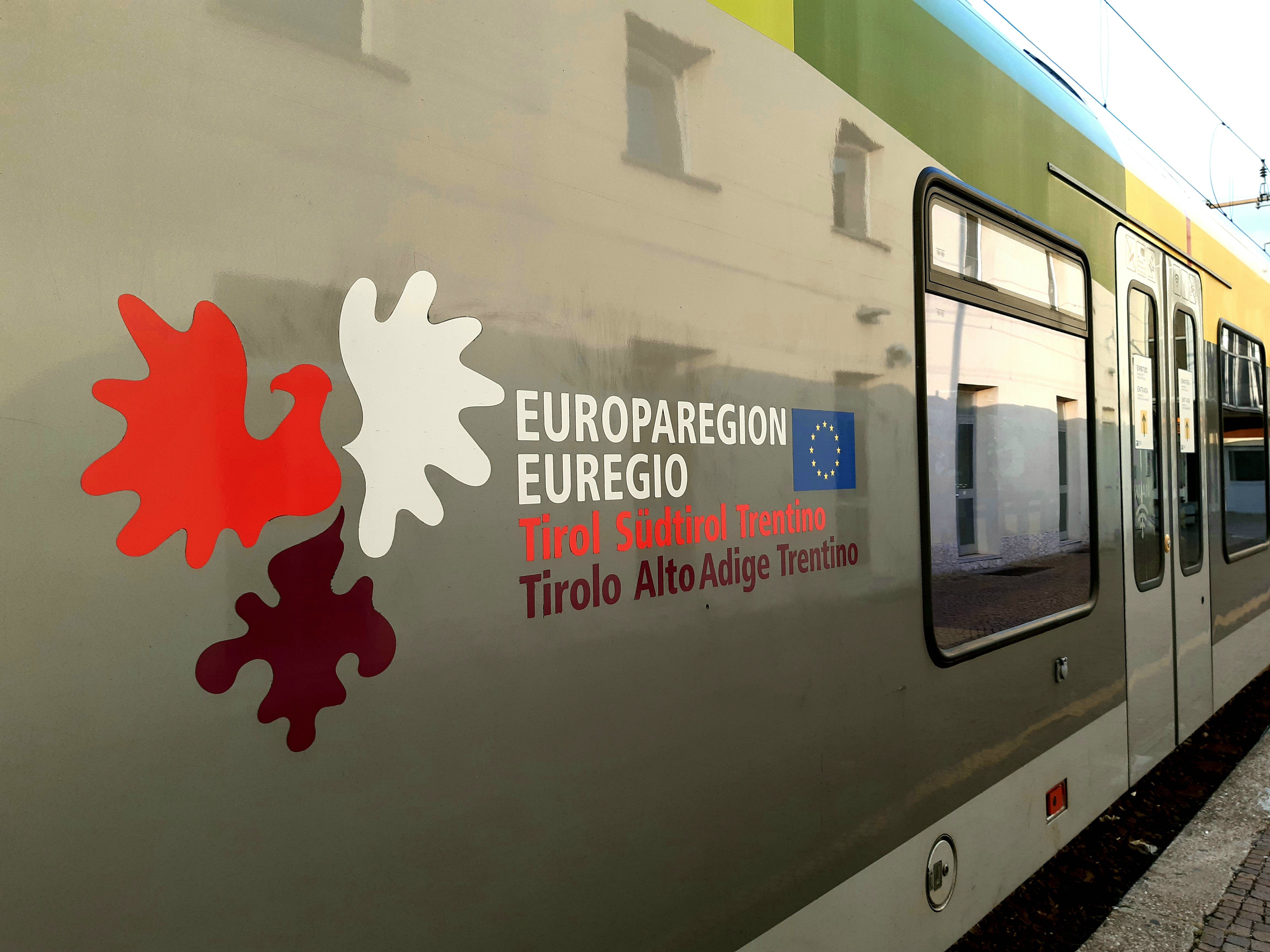 Treno "Flirt" con il logo dell'Euregio