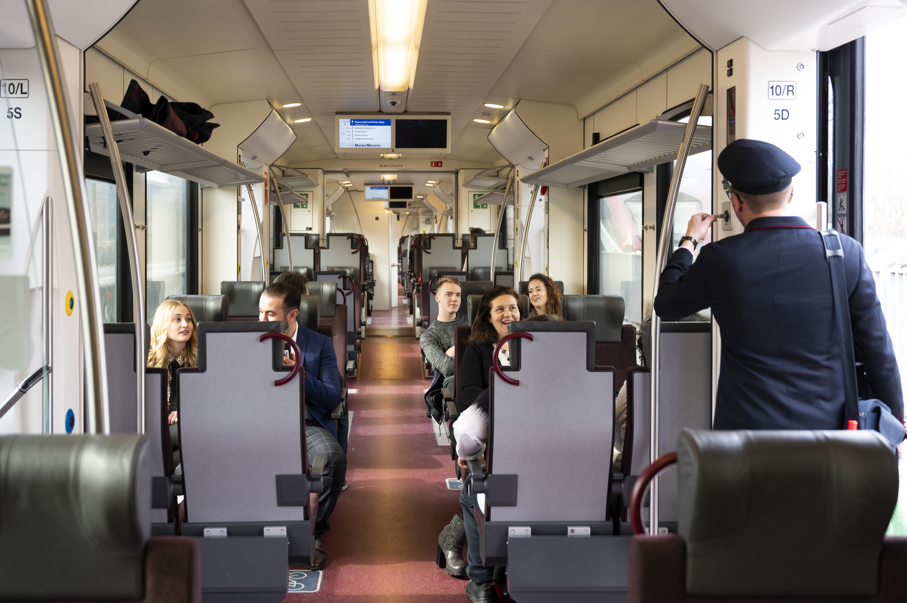 [Translate to English:] Fahrgäste in der Bahn